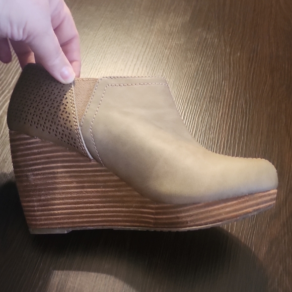 Dr. Scholl's Stylish Tan Ankle Booties - Picture 8 of 9